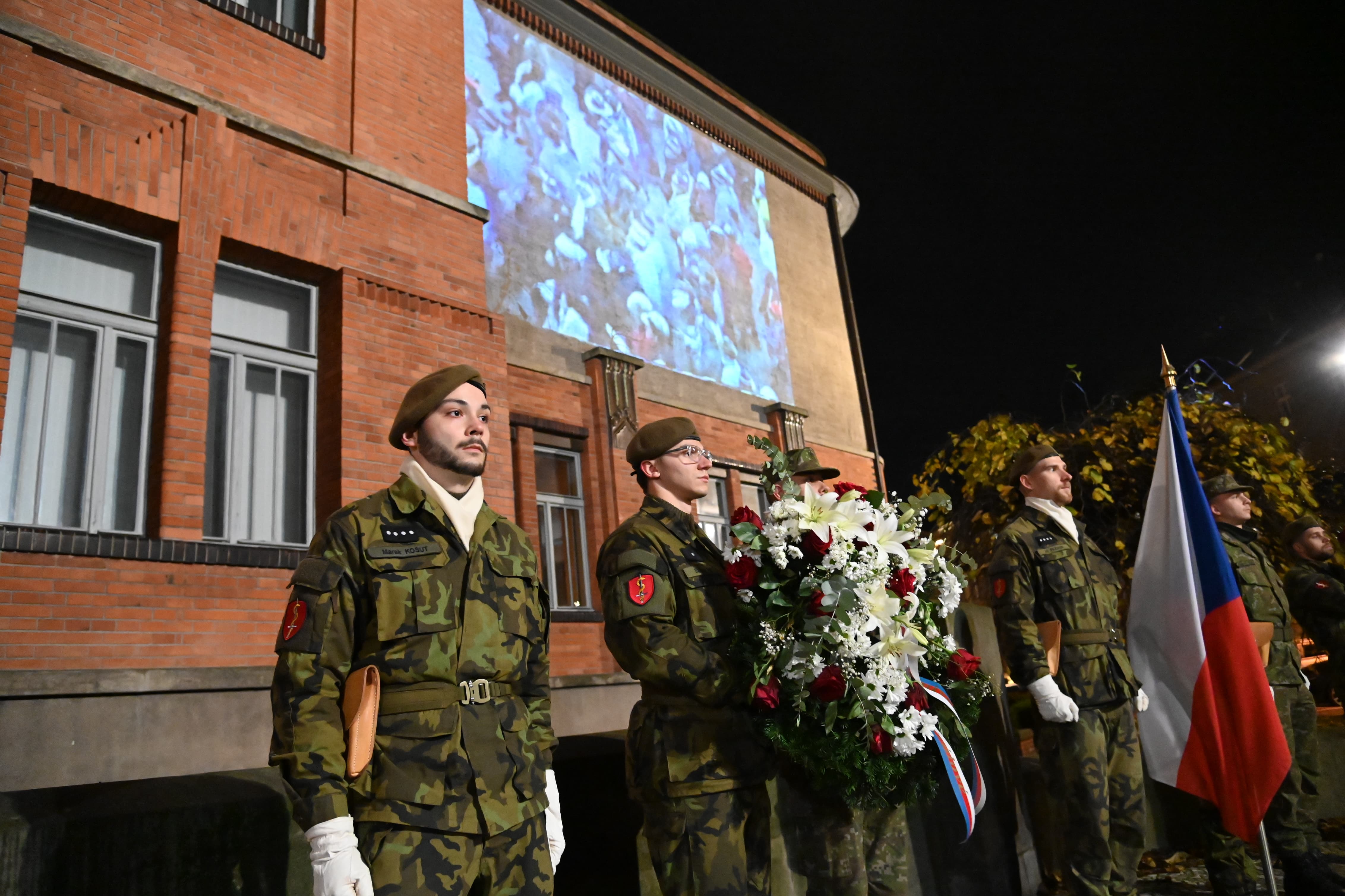Právě si prohlížíte Sametový Hradec i Praha: Studenti VLF uctili 17. listopad
