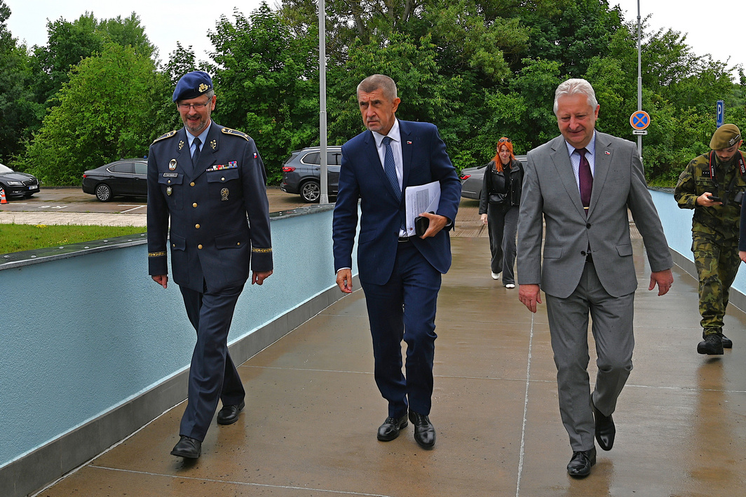 Právě si prohlížíte Premiér a ministr obrany navštívili v Hradci Králové Univerzitu obrany